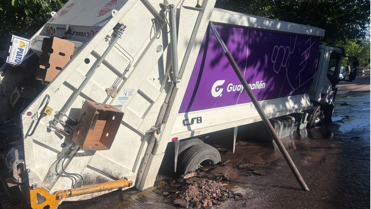 Intentaron mover el camión dos veces y no pudieron por la gran pérdida de agua. Intentaron mover el camión dos veces y no pudieron por la gran pérdida de agua.