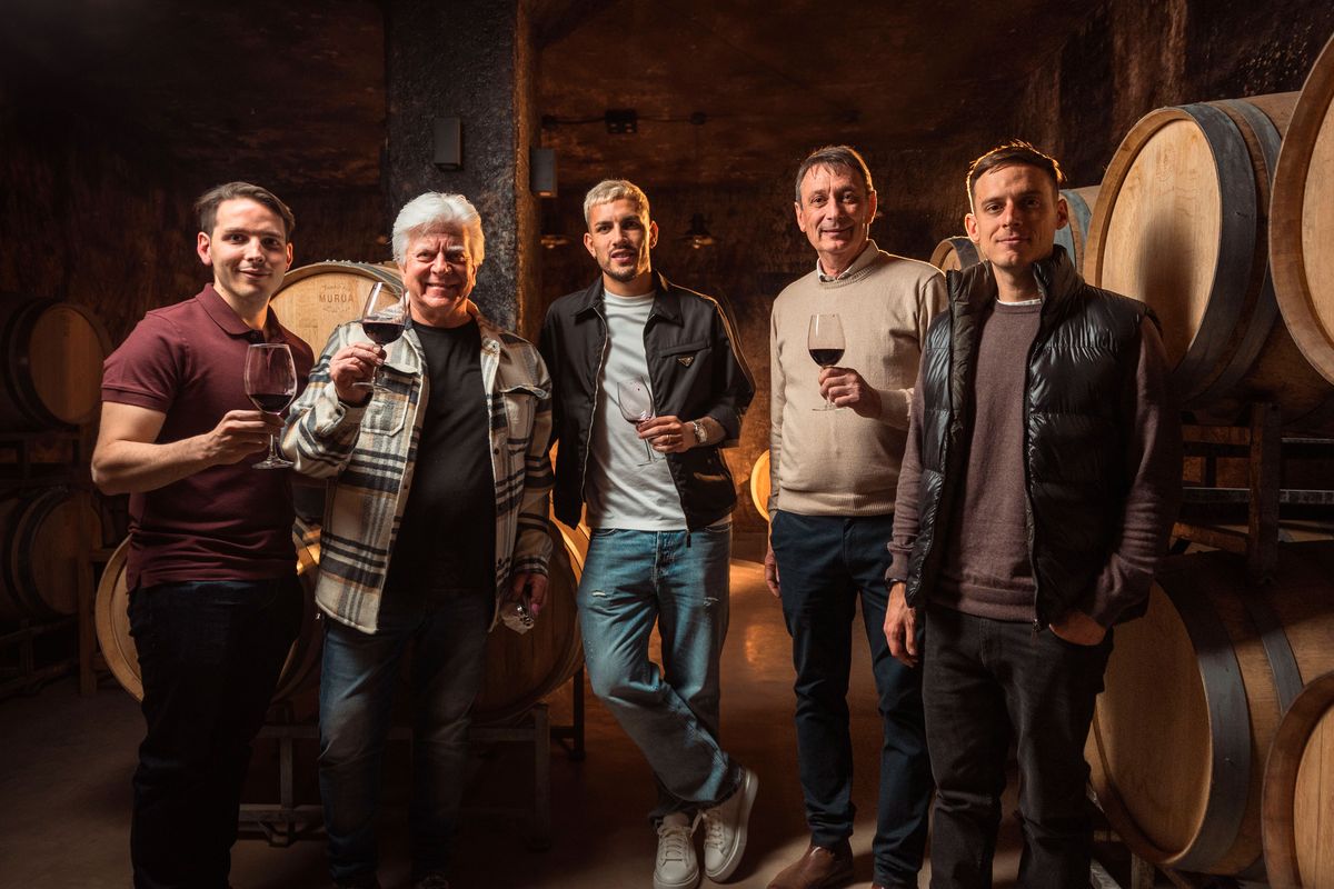 Leandro Paredes junto a Adrián Barberis, sus hijos Leandro y Santiago, y el enólogo de la bodega, Rolando Lazzarotti. Leandro Paredes junto a Adrián Barberis, sus hijos Leandro y Santiago, y el enólogo de la bodega, Rolando Lazzarotti.