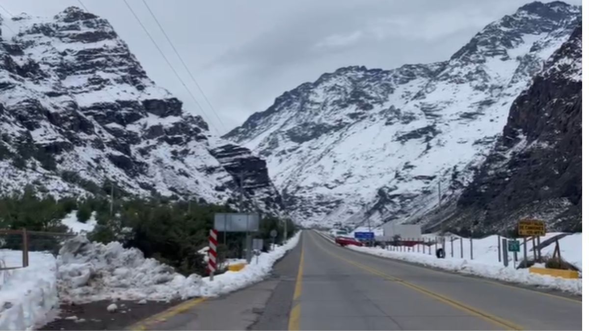 Esta semana se emitió una alerta por avalanchas en la ruta 60 en Chile por las nevadas. En algunos sitios se acumularon casi 4 metros de nieve. Esta semana se emitió una alerta por avalanchas en la ruta 60 en Chile por las nevadas. En algunos sitios se acumularon casi 4 metros de nieve.