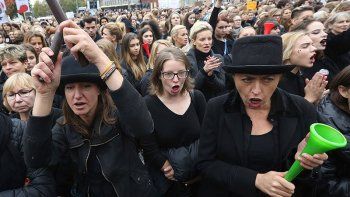 Mujeres en Polonia hacen huelga contra el veto de toda forma de aborto