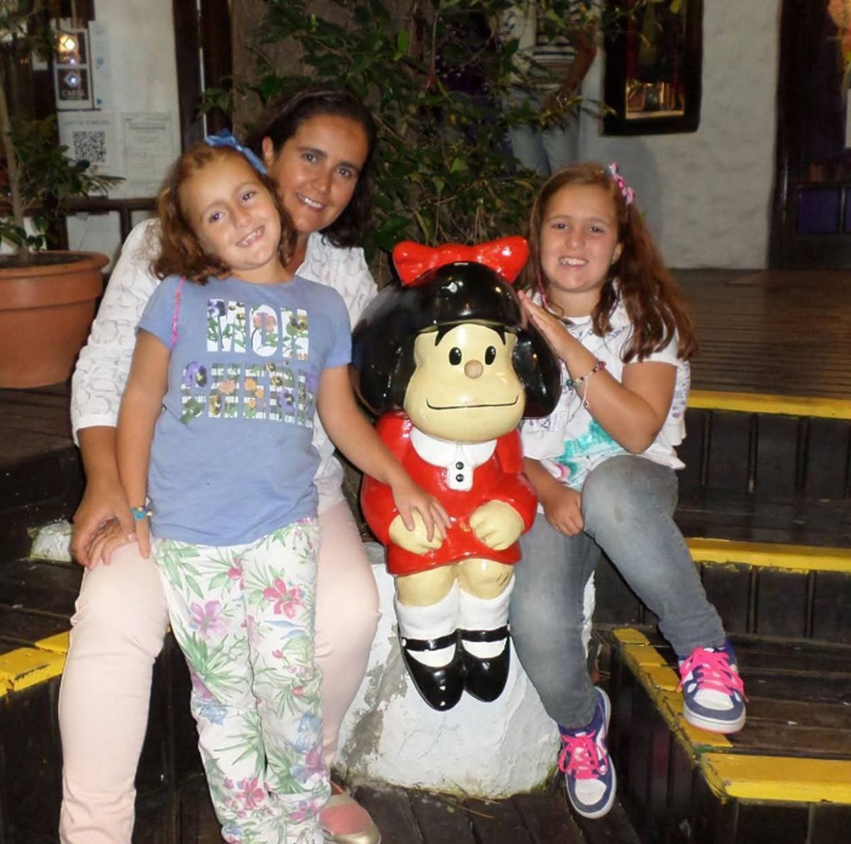 Ariadna Tillar junto a sus hijas en 2015. Ariadna Tillar junto a sus hijas en 2015.