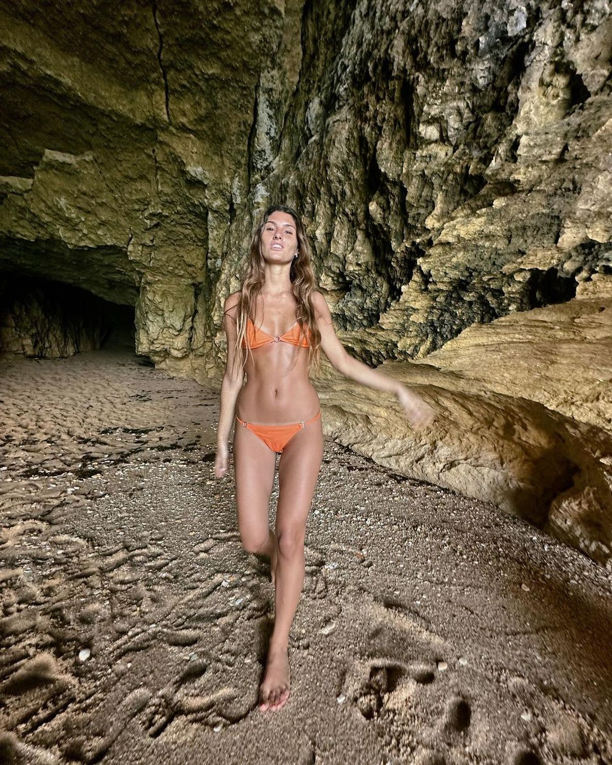 Argollas y bikini colaless, Lola Latorre paralizó las playas de Portugal.