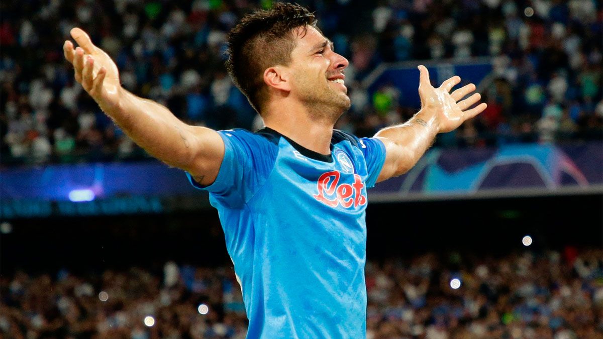Gio Simeone festeja con alma y vida el gol que marcó para Napoli en la Champions.