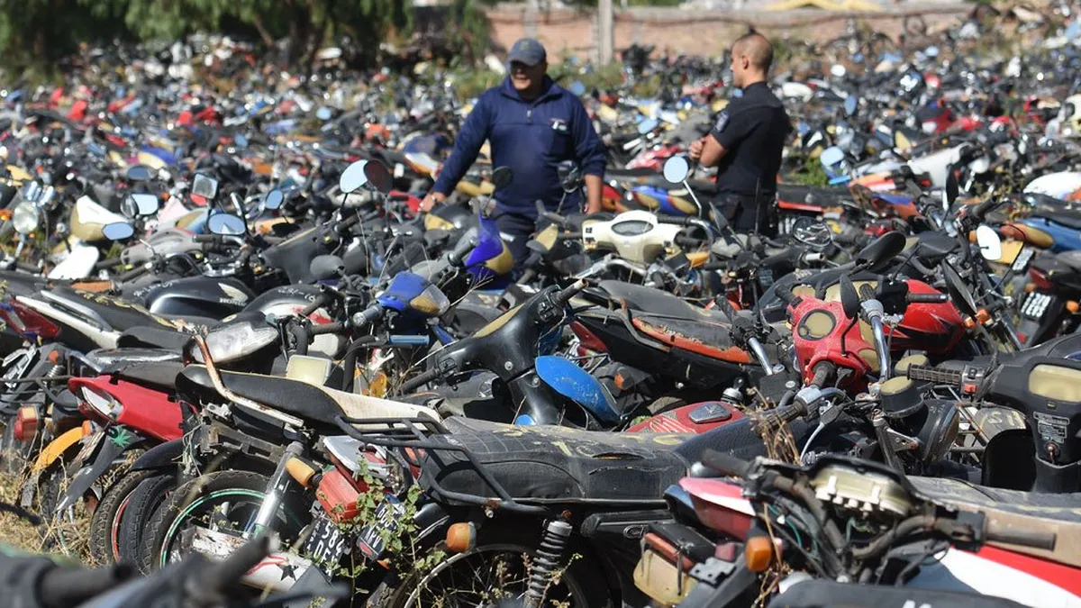En la playa de Secuestros San Agustín hay miles de motos recuperadas pero la de Javier Casas desapareció.