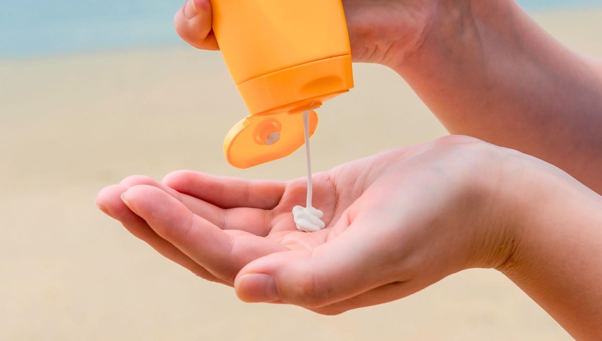 Utiliza protector solar con factor alto, ropa clara e hidrátate. Utiliza protector solar con factor alto, ropa clara e hidrátate. 