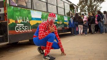 Va preso por pegarle a ¡Spiderman!