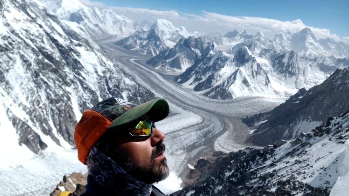 Luego de muchos días de nevadas y fuertes vientos, aprovechando una ventana de buen clima, se realizó el ascenso al K2.