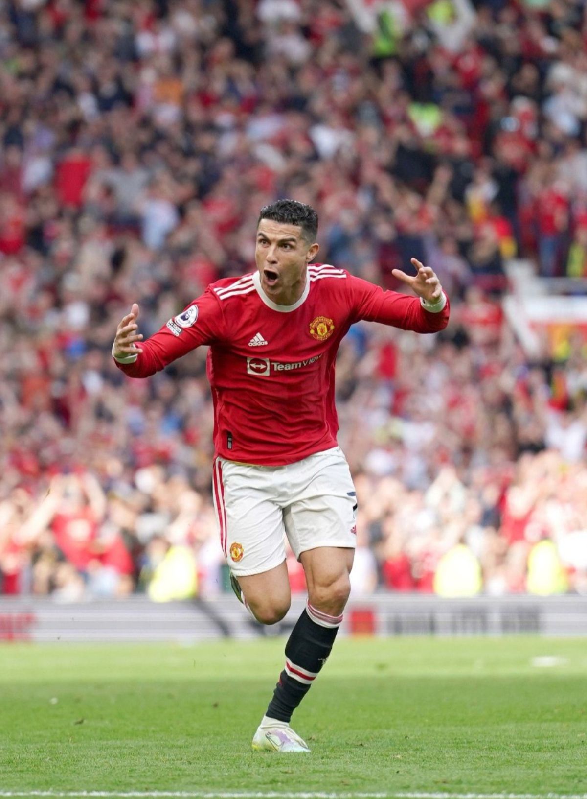 Cristiano Ronaldo llegó a 50 tripletes en su carrera y 99 goles en el Manchester United por la Premier League