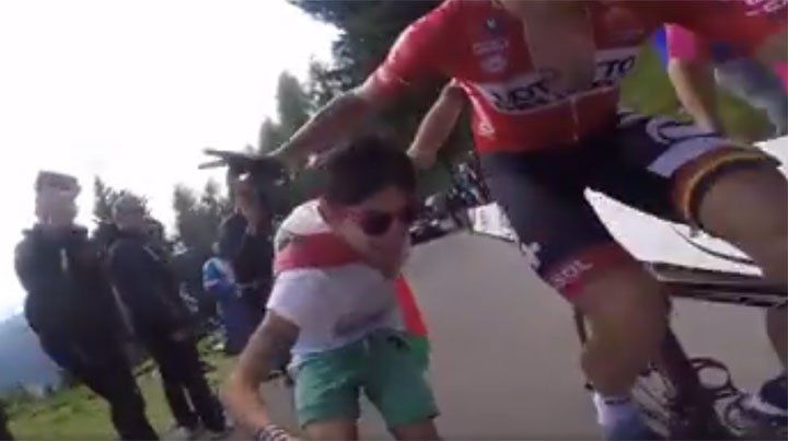 El corredor se prendió a la joda: ¡Mirá lo que hace este fan!