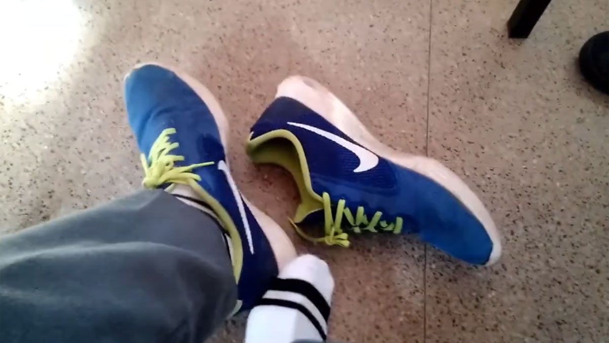 Qué significa el comportamiento de sacarse las zapatillas sin desatarles los cordones