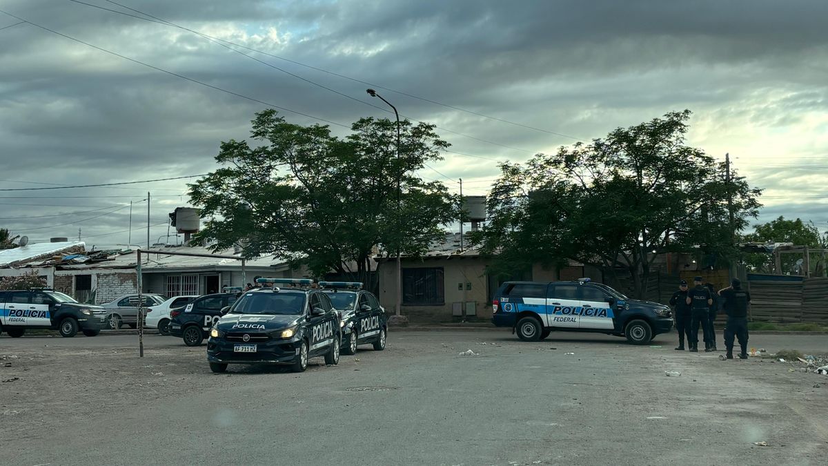 Los pesquisas fueron a allanar 32 casas en busca de autores de robos y homicidios, además de secuestro de armas de fuego y drogas. Los pesquisas fueron a allanar 32 casas en busca de autores de robos y homicidios, además de secuestro de armas de fuego y drogas.