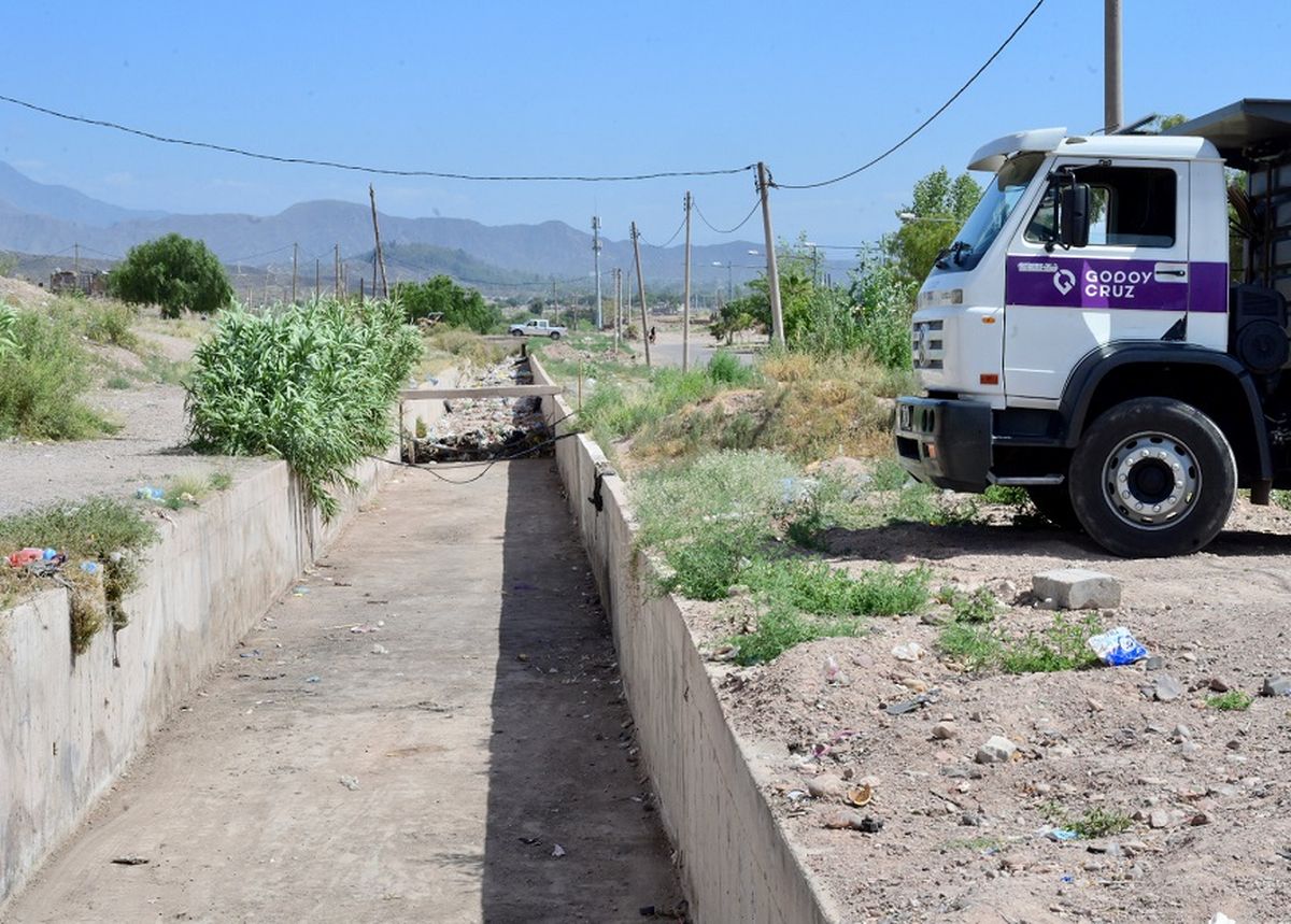 El operativo de limpieza del canal Los Cerrillos en Godoy Cruz fue de la mano con una campaña de concientización para el cuidado del ambiente.