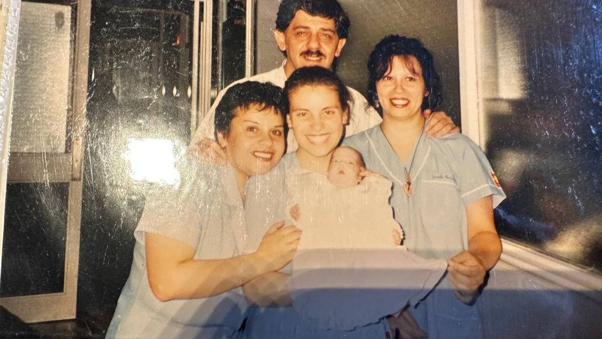 La beba Milagros --hoy futura mamá-- recuperada y lista para ir a casa. Atrás, el doctor que ahora se prepara para el parto de aquella niña. La beba Milagros --hoy futura mamá-- recuperada y lista para ir a casa. Atrás, el doctor que ahora se prepara para el parto de aquella niña.