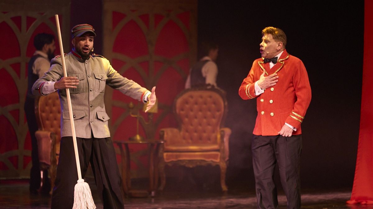 Jonathan Acosta, en su papel de Pedro, lleva la comicidad de este musical, a la par de Gabriel Canci en su rol de Cosme. Jonathan Acosta, en su papel de Pedro, lleva la comicidad de este musical, a la par de Gabriel Canci en su rol de Cosme.