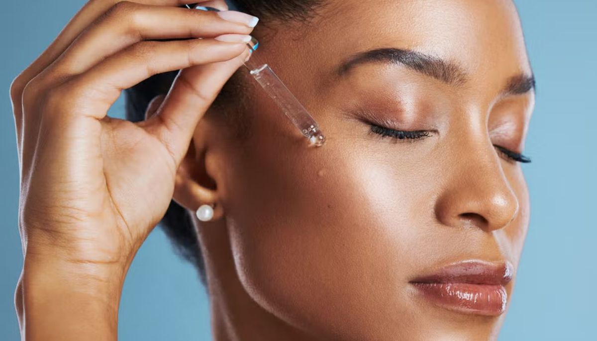 El retinol se presenta en muchas formas, entre ellas, s&eacute;rums y cremas.