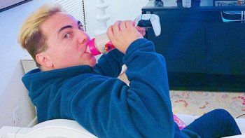 Cristian Castro y una idea innovadora: mamaderas para adultos