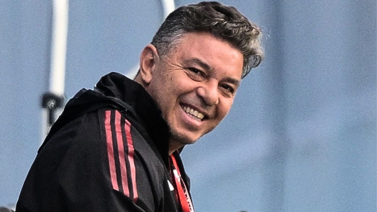 Sonríe Marcelo Gallardo con los tres futbolistas que recuperaría River de cara al duelo con Independiente de Avellaneda. 