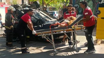 Choque, vuelco e impacto contra un semáforo en Ciudad: hay 3 heridos Choque, vuelco e impacto contra un semáforo en Ciudad: hay 3 heridos