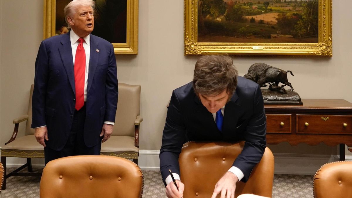 Javier Milei firma el Libro de Honor en la Casa Blanca.