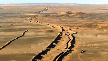 El país que construyó un muro de 2.700 km en el desierto y que define quién controla el Sáhara El país que construyó un muro de 2.700 km en el desierto y que define quién controla el Sáhara