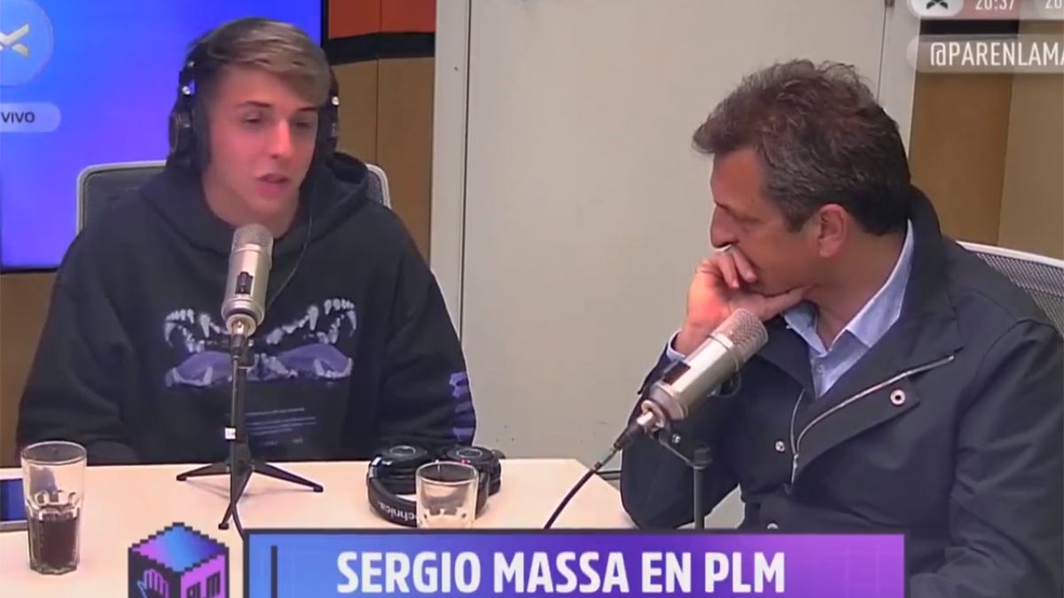 Sergio Massa durante la entrevista junto a su hijo.