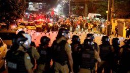 Reprimieron con balas de goma y gases frente a la cárcel que aloja a Lula