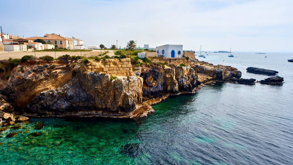 Hay ferris que hacen el trayecto hacia la isla de Tabarca y la duración del viaje es de aproximadamente 1 hora. Hay ferris que hacen el trayecto hacia la isla de Tabarca y la duración del viaje es de aproximadamente 1 hora.