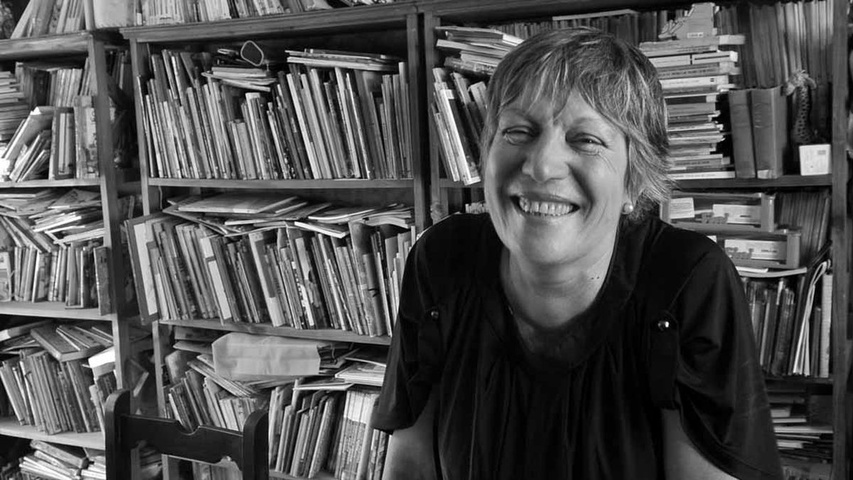 Andruetto rodeada de libros.