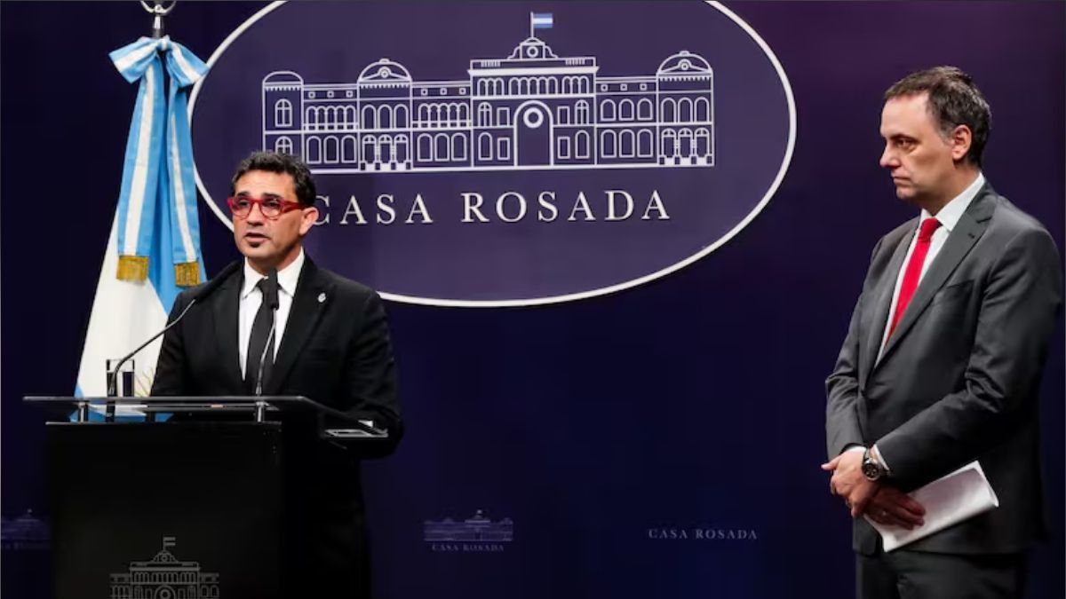 Diego Chaher y Manuel Adorni en la conferencia de prensa en la que anunciaron la privatización de Belgrano Cargas.