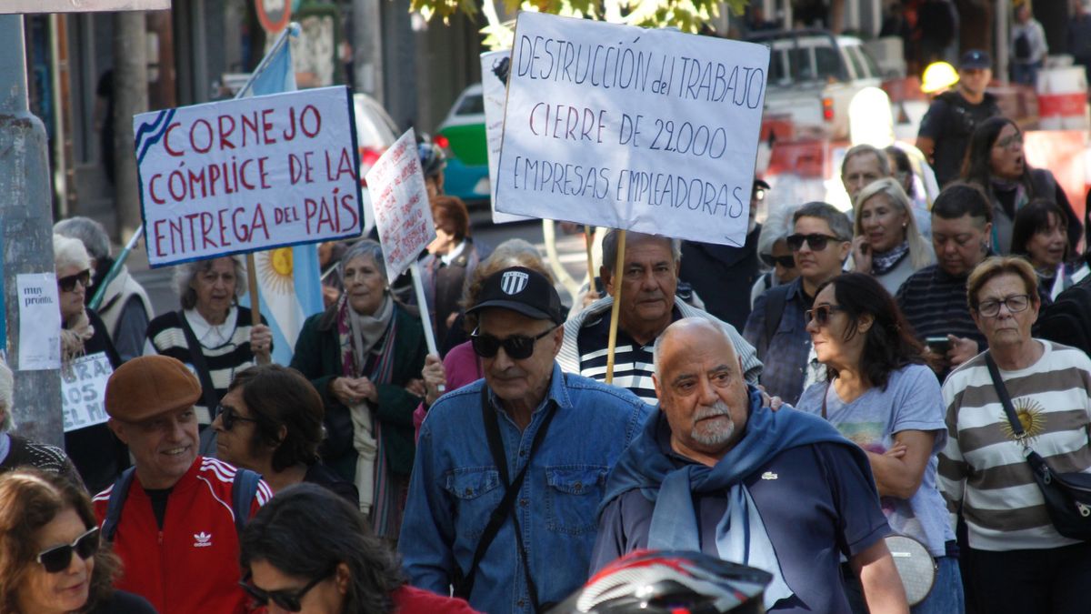 Cornejo cómplice de la entrega del país, dice uno de los carteles exhibidos por los jubilados.