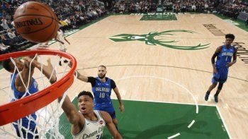 Antetokounmpo sigue brillando y Milwaukee lleva 15 victorias consecutivas