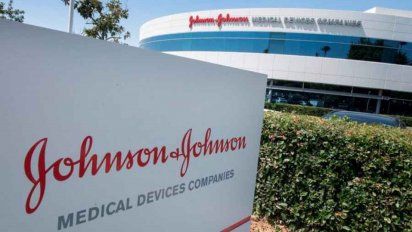  Johnson & Johnson anunció que las pruebas experimentales de su vacuna contra el coronavirus mostró una inmunidad duradera. 