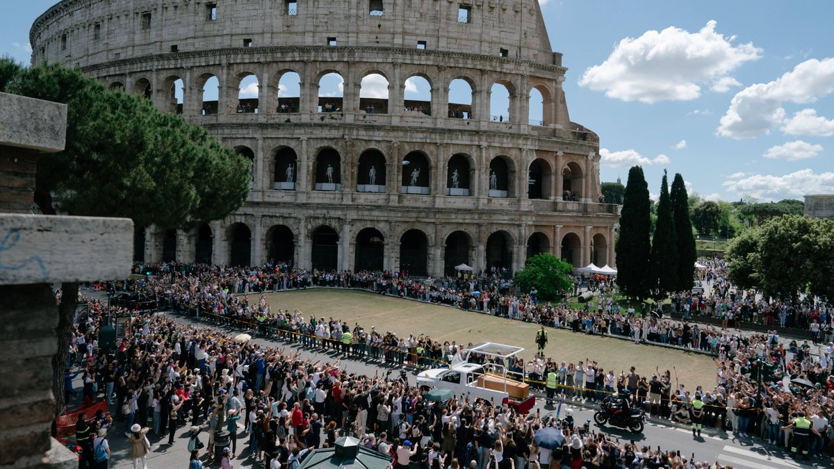 El momento del traslado del féretro del papa Francisco hacia la Basílica San María la Mayor. El momento del traslado del féretro del papa Francisco hacia la Basílica San María la Mayor.