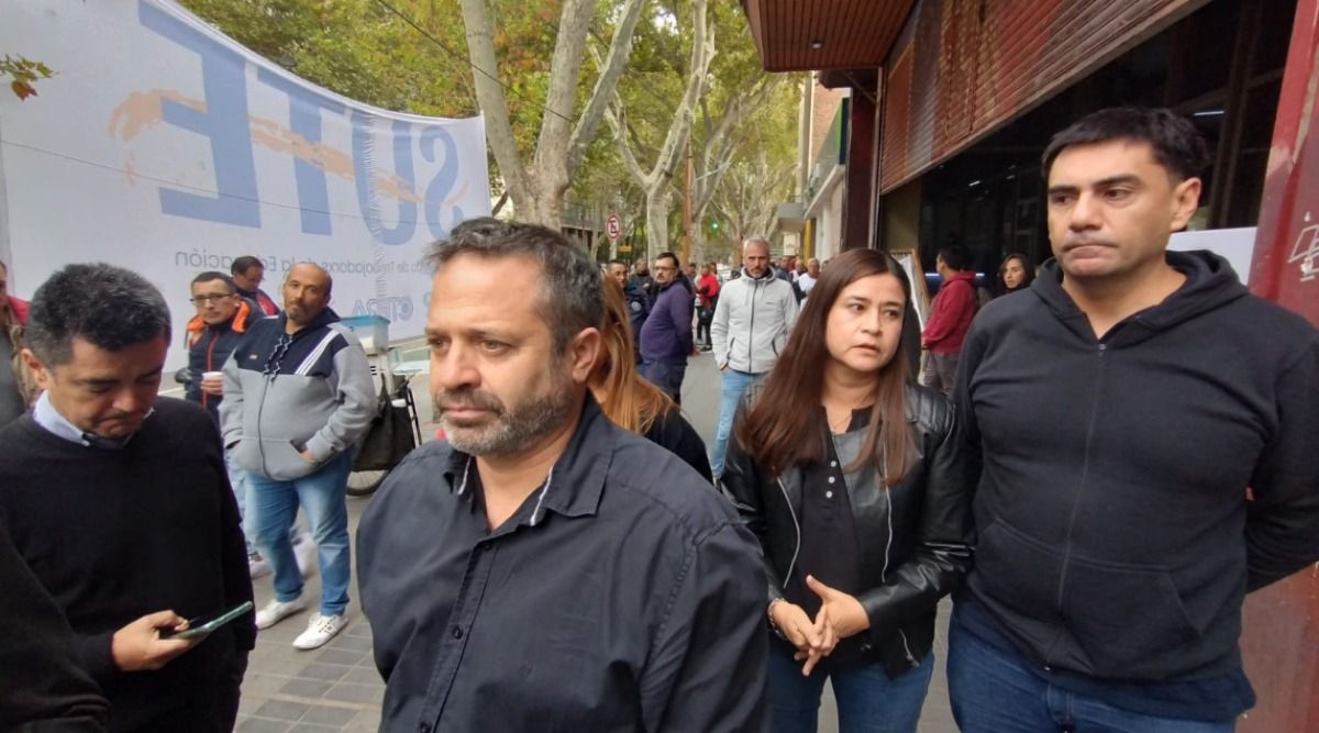 El secretario general del SUTE, Gustavo Correas oficializó la aceptación de la oferta de aumento del Gobierno en la Subsecretaría de Trabajo. 