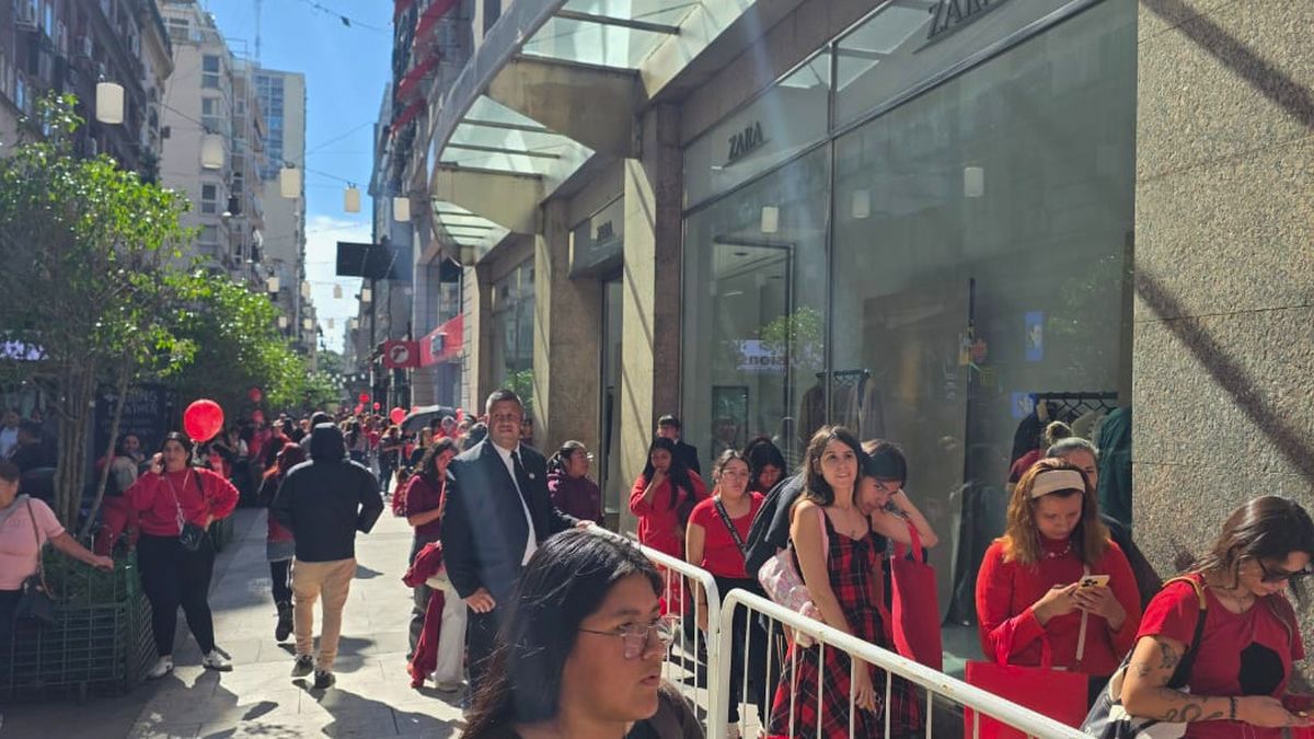 Largas filas en calle Florida para ingresar este jueves al local de Miniso en la Ciudad de Buenos Aires. Largas filas en calle Florida para ingresar este jueves al local de Miniso en la Ciudad de Buenos Aires.