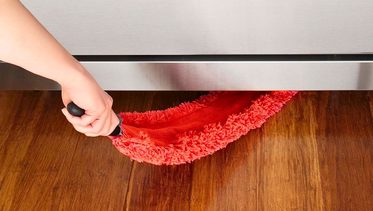 Con un truco casero: cómo puedo limpiar debajo de la heladera y el horno sin moverlos