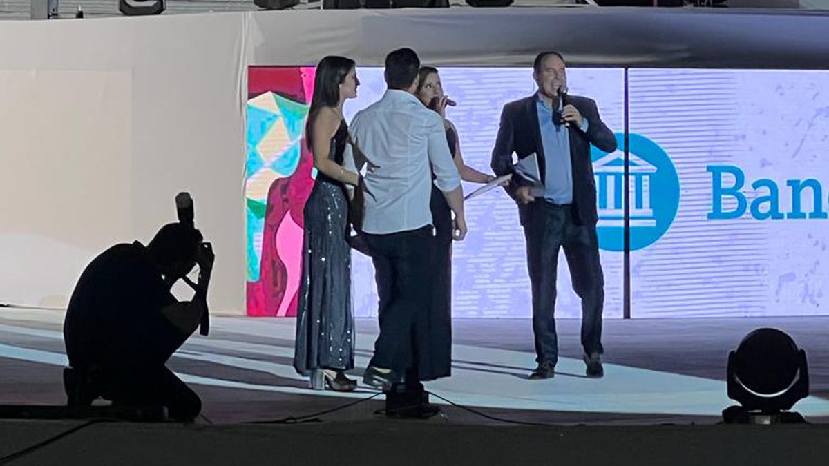 Camila y Matías junto a los conductores de la previa del Acto Central, Julieta Farmache y Julián Chabert.