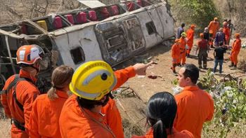 Volcó un colectivo: al menos 15 muertos, entre ellos 3 niños en la tragedia Volcó un colectivo: al menos 15 muertos, entre ellos 3 niños en la tragedia