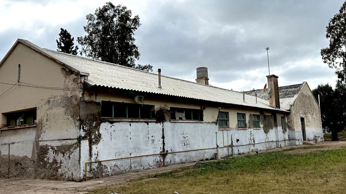 De Marchi publicó la foto del viejo edificio de la escuela Quiroga, de Villa Antigua, La Paz.
