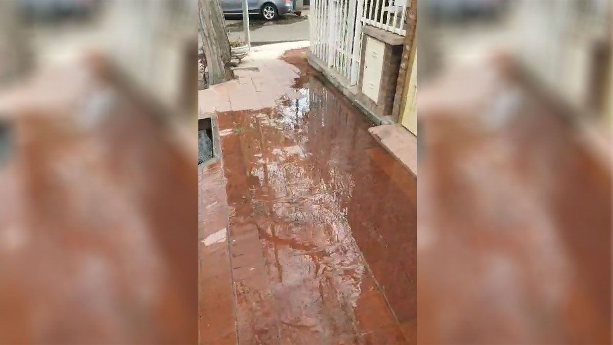 Gran derroche de agua como consecuencia del robo de medidores en el pasaje Mármol, de Godoy Cruz. Gran derroche de agua como consecuencia del robo de medidores en el pasaje Mármol, de Godoy Cruz.