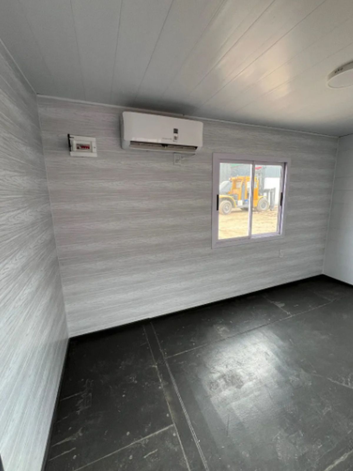 Una casa contenedor tiene la ventaja de que se fabrica en un lugar diferente en al que finalmente quedará instalada. Una casa contenedor tiene la ventaja de que se fabrica en un lugar diferente en al que finalmente quedará instalada. 