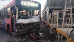 Los pasajeros del micro sufrieron golpes y heridas leves luego de un choque contra un tren de cargas en Maipú. Foto: Matías Pascualetti/ Radio Nihuil.