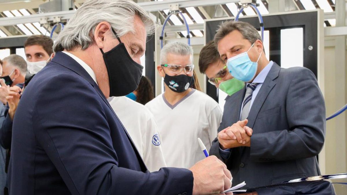 El oficialismo en Diputados, liderado por Sergio Massa (aquí con Alberto Fernández), logró lo necesario para la reovación de protocolo y en Juntos por el Cambio temen que se aproveche para tratar la Reforma Judicial.