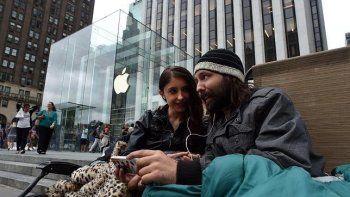 ¿Cómo se mantienen los que esperan en fila hace días para comprar el iPhone 6?