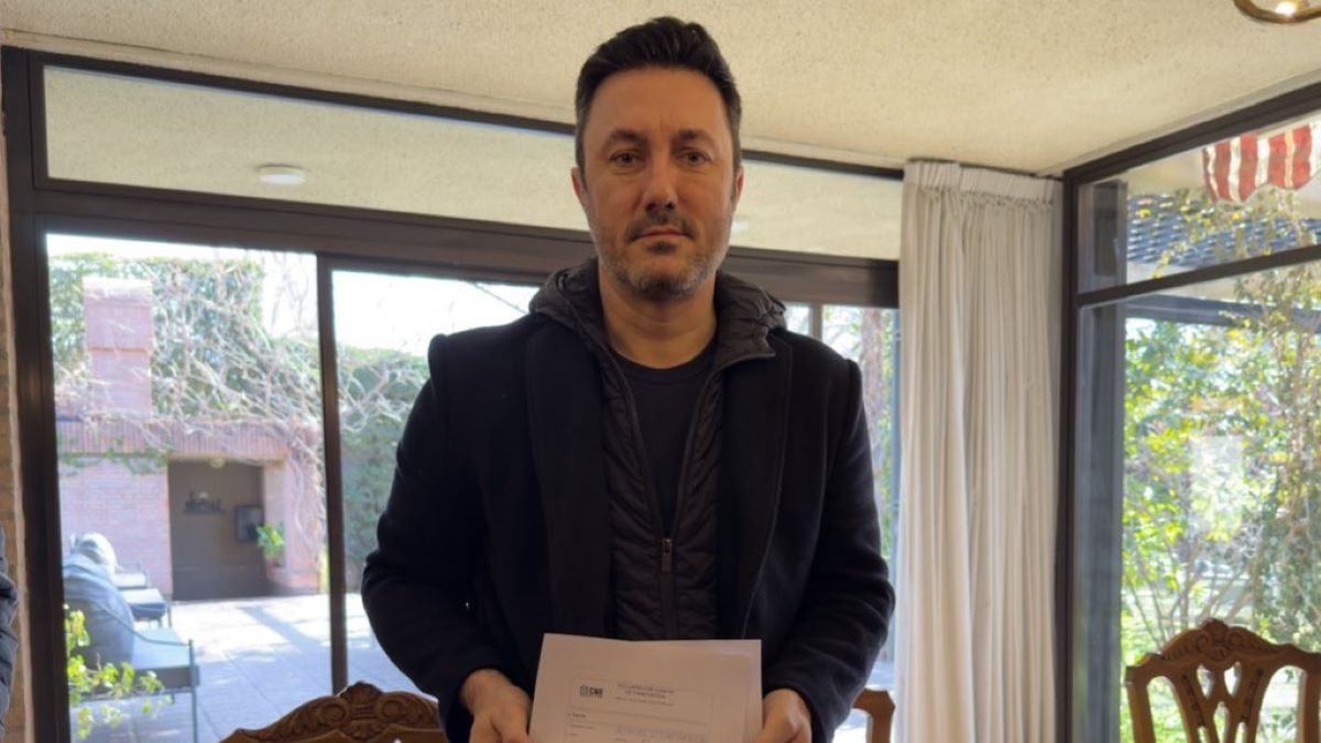 Luis Petri mostró su firma en el acta oficial que lo ubica en la carrera al Congreso.