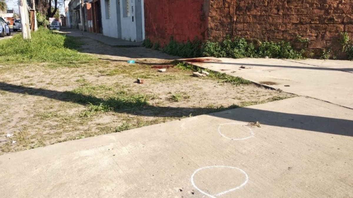 El joven salió de su casa, en el barrio Matheu de Rosario, y minutos después fue atacado a balazos por los ocupantes de un automóvil