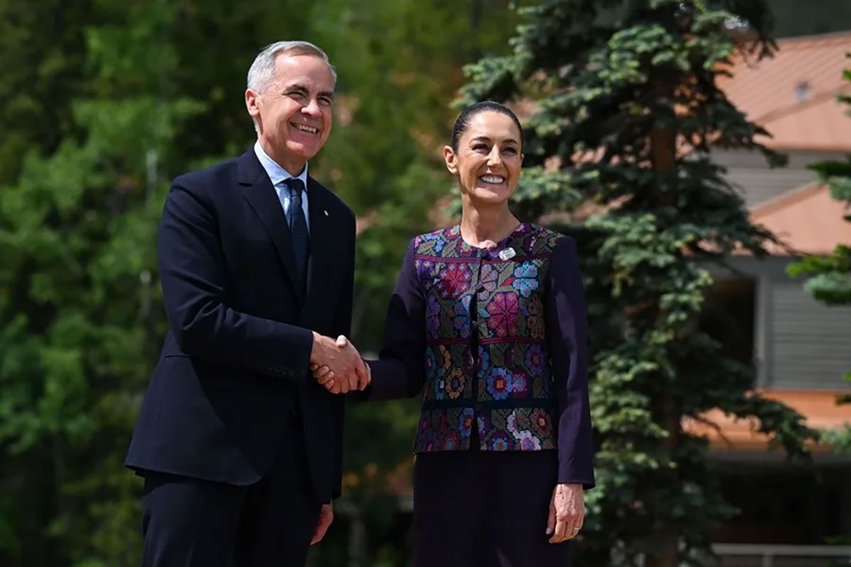 El ministro de Canadá, Mark Carney, saludando a la presidenta de México, Claudia Sheinbaum (Archivo) durante la cumbre del G7 realizada el mes pasado en Canadá. Crédito: EFE/EPA/Lukas Coch.
