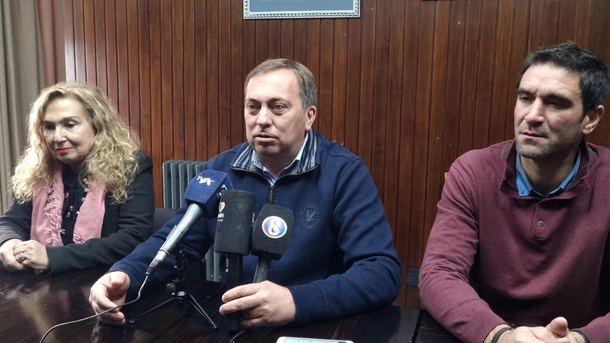Patricia Fadel con el diputado Martín Aveiro y el intendente Emir Andraos. Todos de Tunuyán. Patricia Fadel con el diputado Martín Aveiro y el intendente Emir Andraos. Todos de Tunuyán.