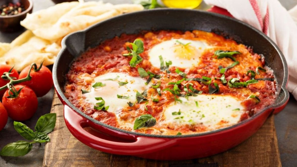 Los huevos a la pizzaiola son una receta en sartén rápida y sencilla para el almuerzo o la cena. Foto: iStock.