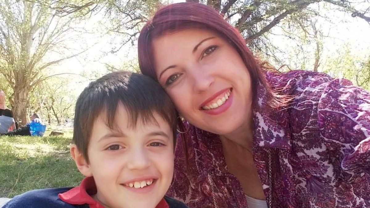 Marina Signorelli es madre de Fabrizio. Dice que su hijo es la felicidad y la bendición más grande. Escribió un libro que agotó la primera edición en pocos días